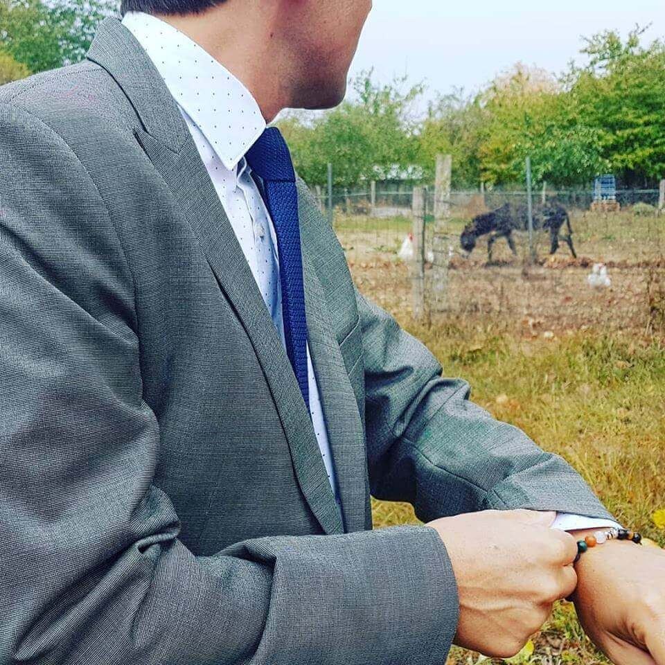 Homme en cravate bleu grenadine de soie sur fond d'automne